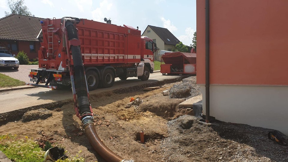 Čechy pod Kosířem - sací bagr - 20.6. 2019 - ff.jpg