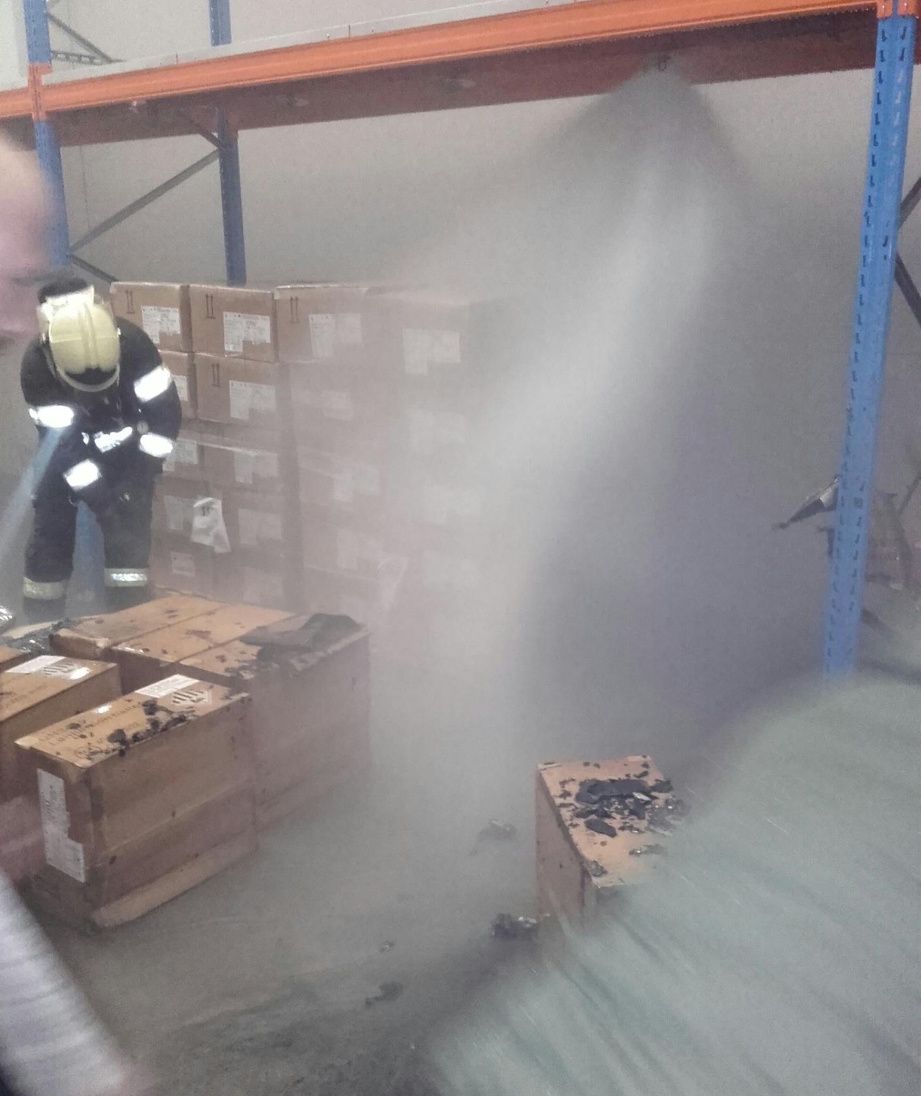 001-Aktivovaný sprinkler po vznícení akumulátoru ve skladu.jpg