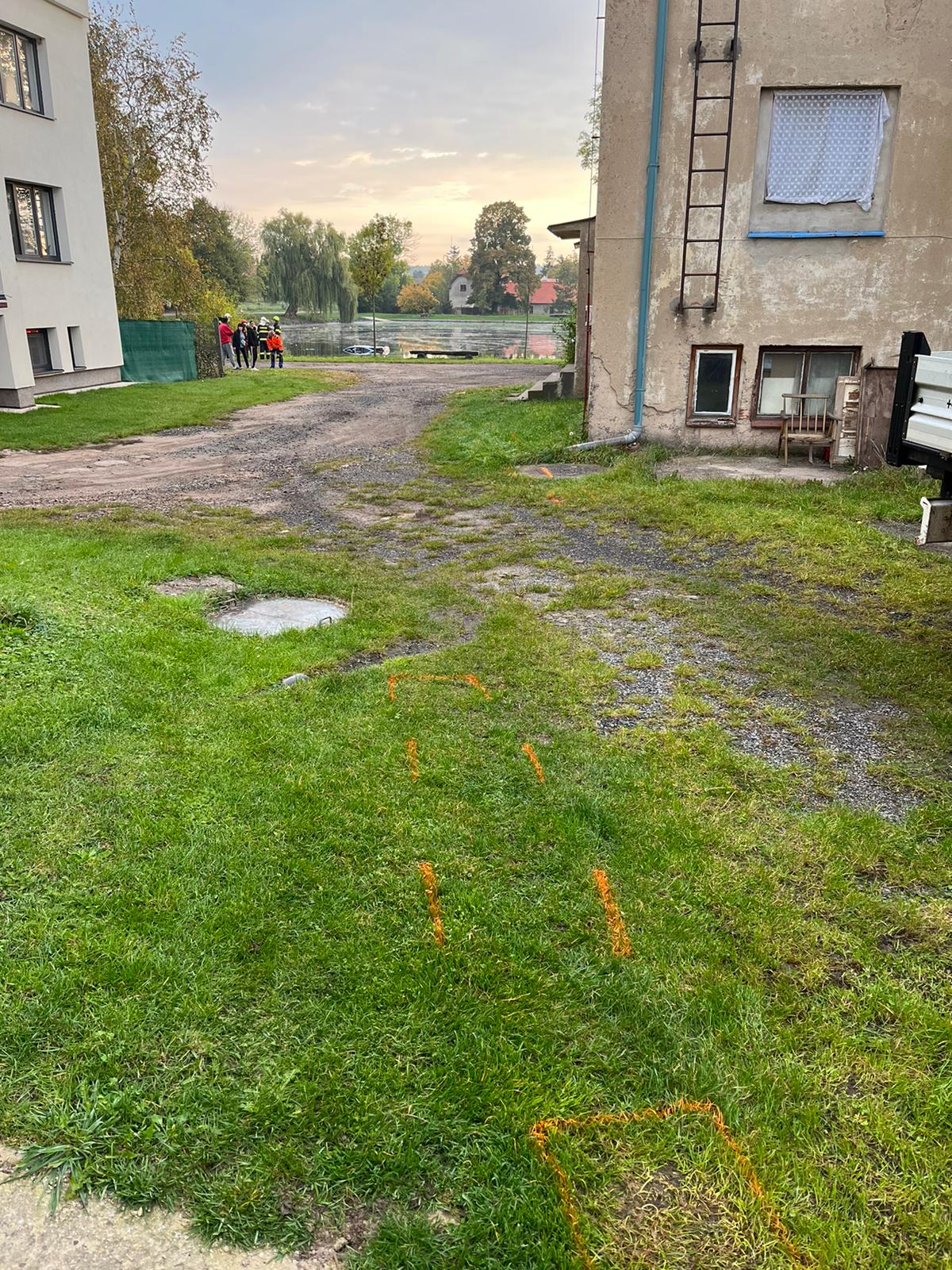 001-Výlov osobního automobilu z rybníka v obci Štolmíř.jpeg