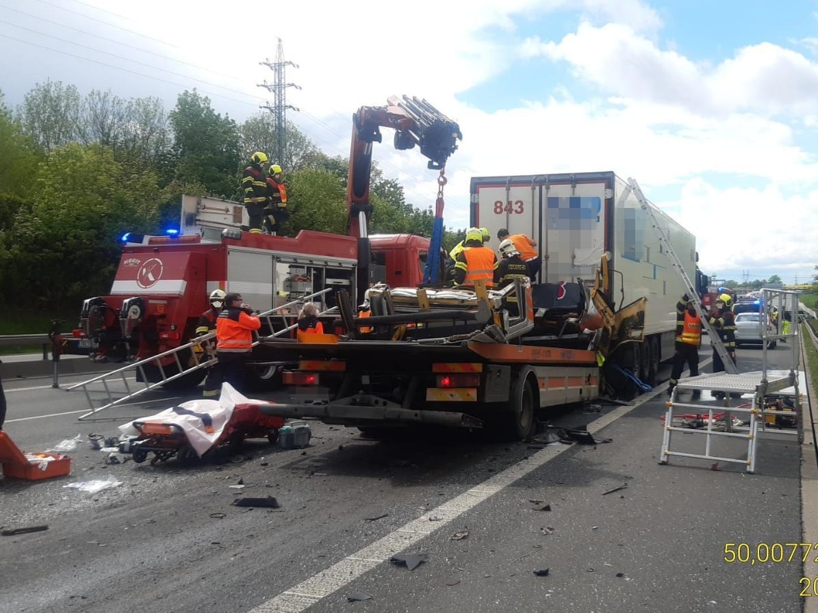 001 - dopravní nehoda dvou nákladních automobilů.jpg