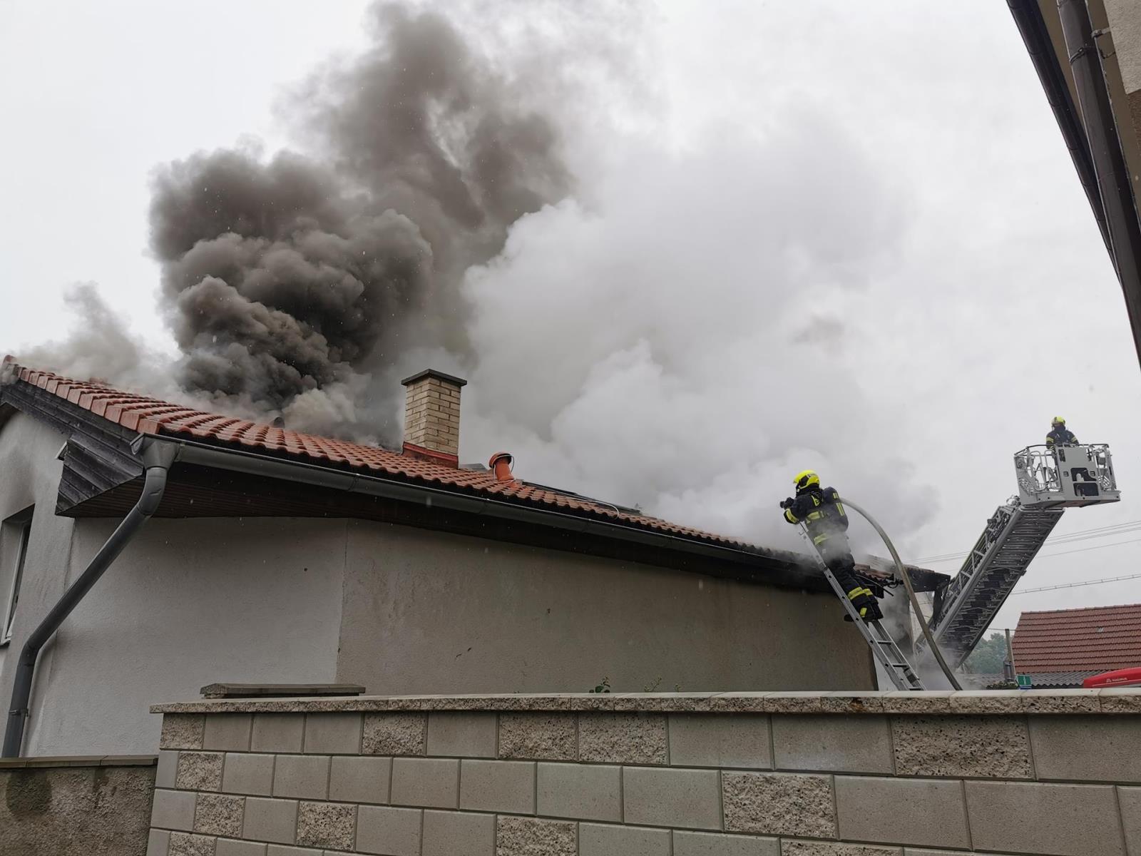 001 - požár rodinného domu v Tuchoměřicích.jpg