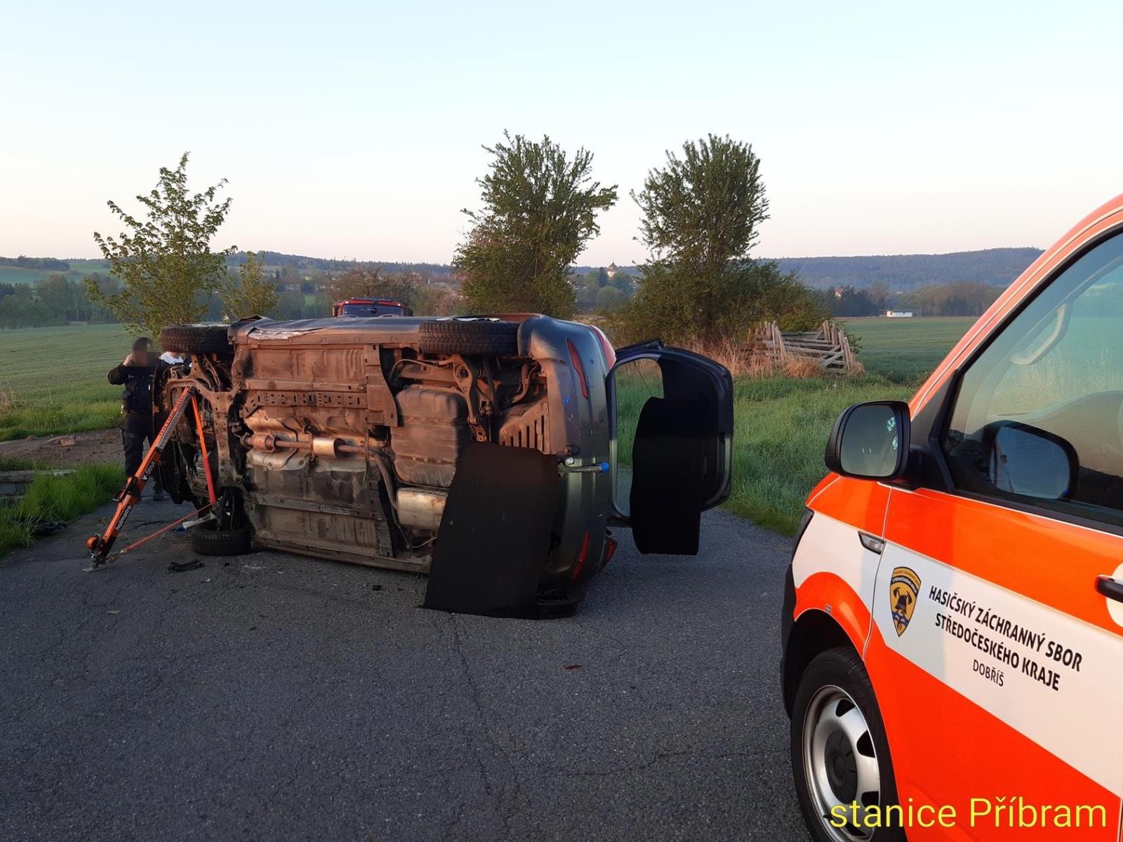 002 - osobní automobil na boku u Višňové.jpg