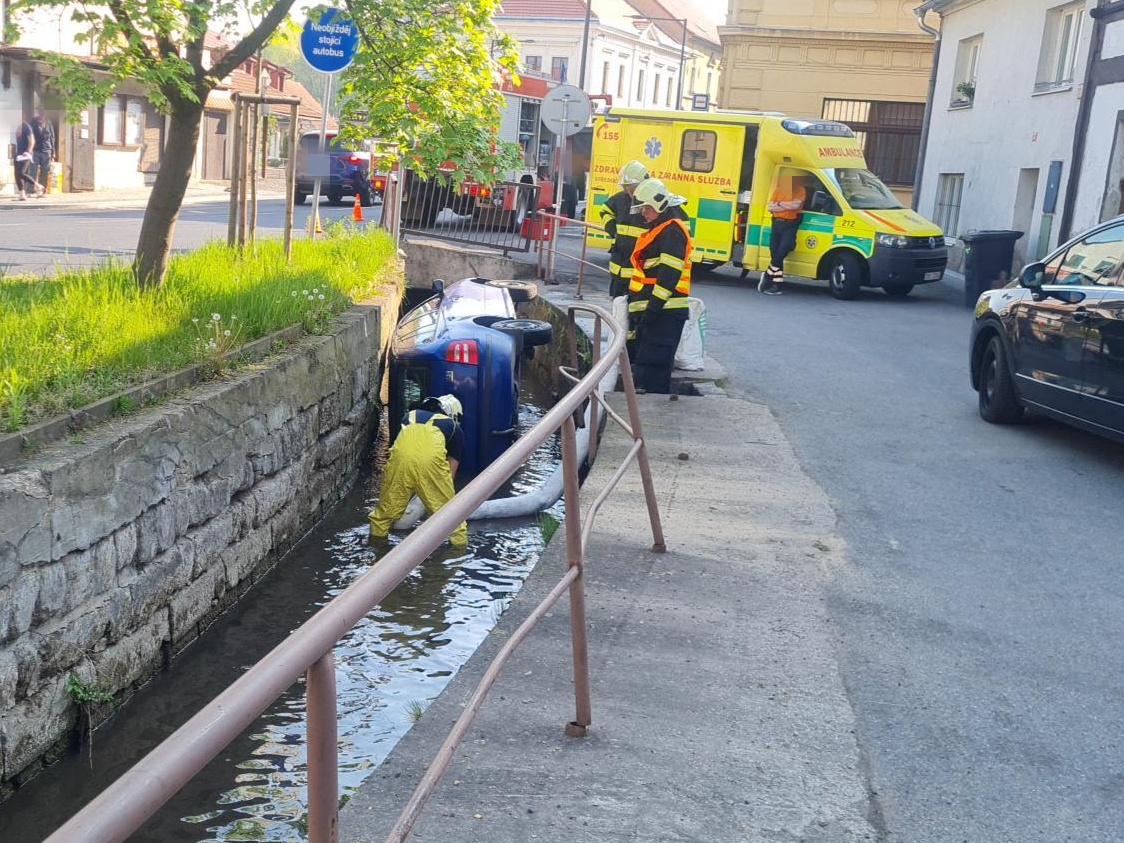 002 - osobní automobil skončil v potoce.jpg