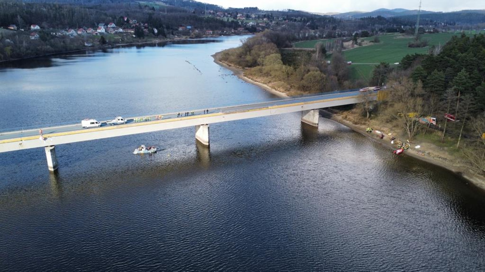 003-Pád nákladního vozidla z Vesteckého mostu do Vltavy.jpeg