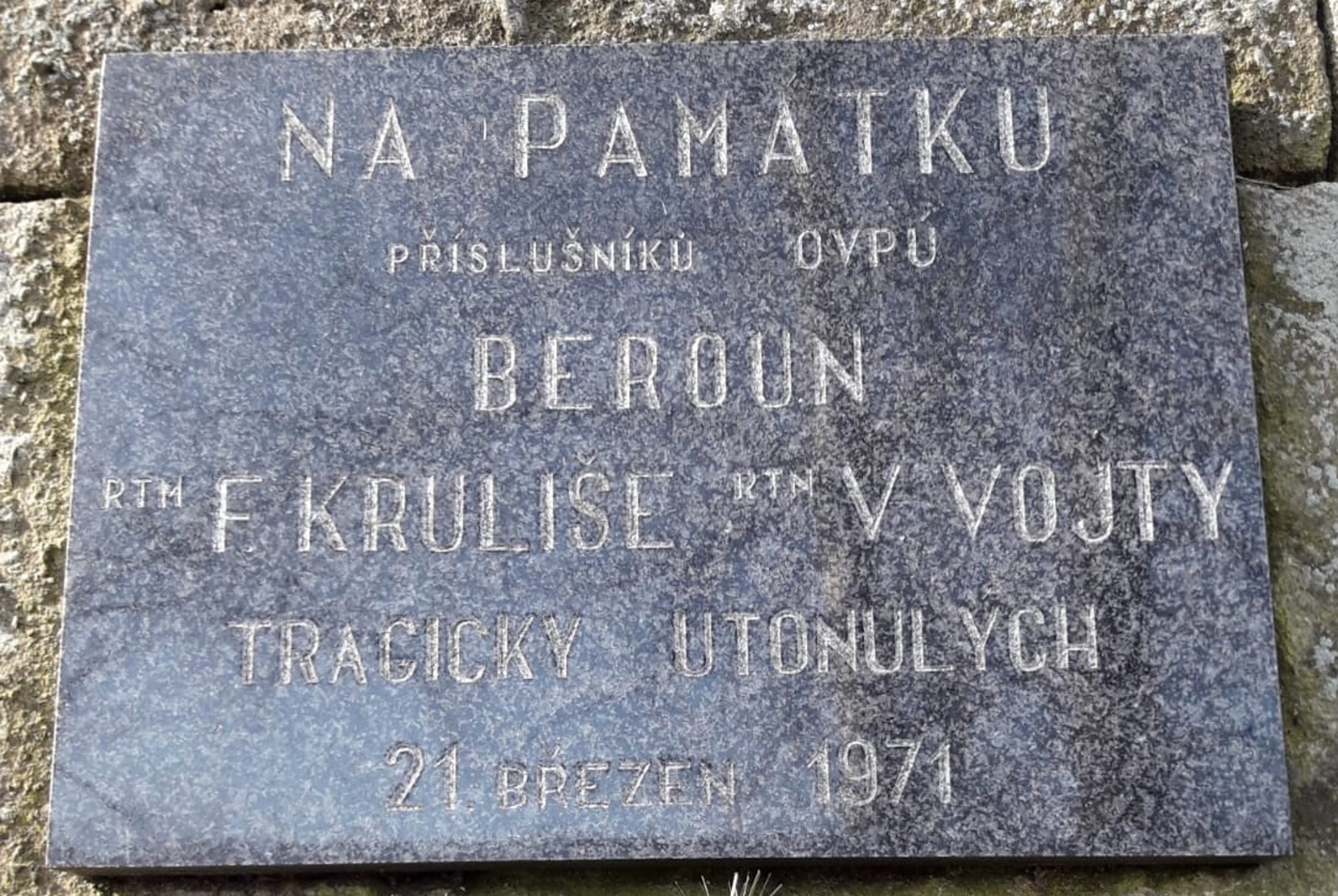 003-Pamětní deska u berounského jezu.jpg