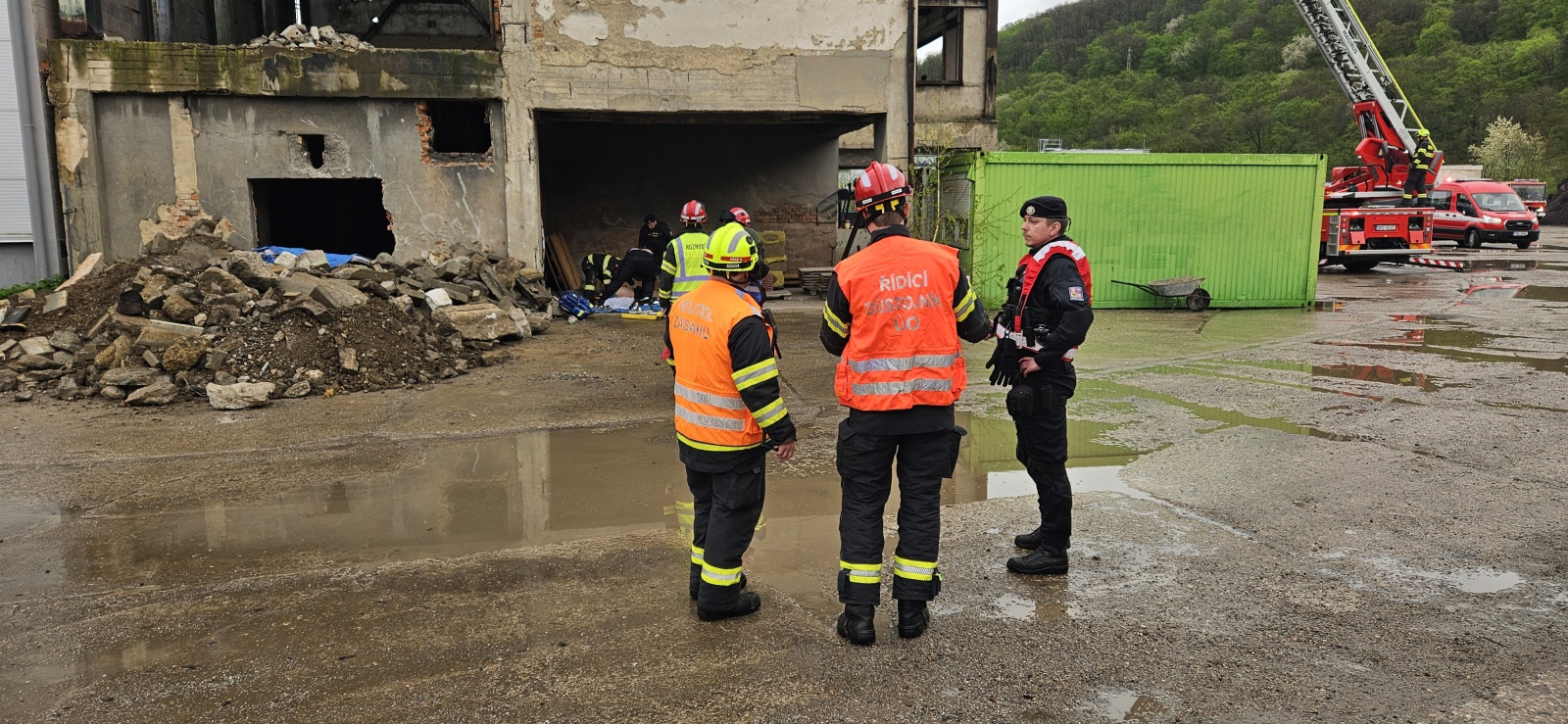 003-Taktické cvičení složek IZS na Berounsku zaměřené na záchranu osob po destrukci objektu.jpg