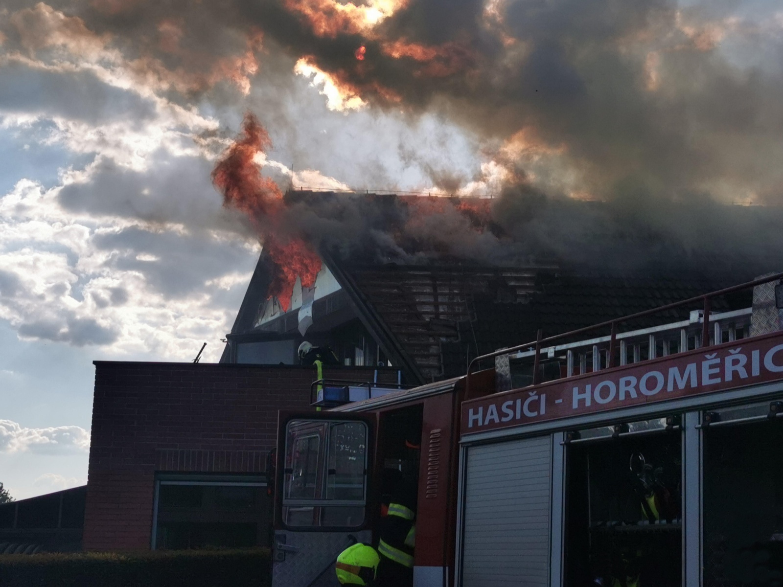 003 - požár rodinného domu Horoměřice.jpg