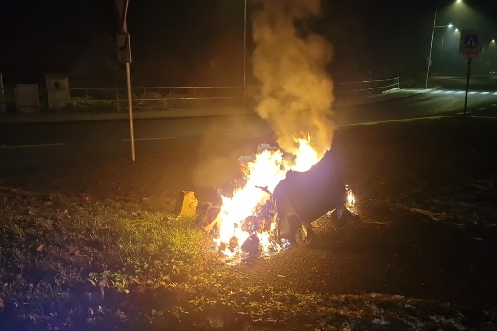 004-Požár plastové popelnice Mělník.jpg