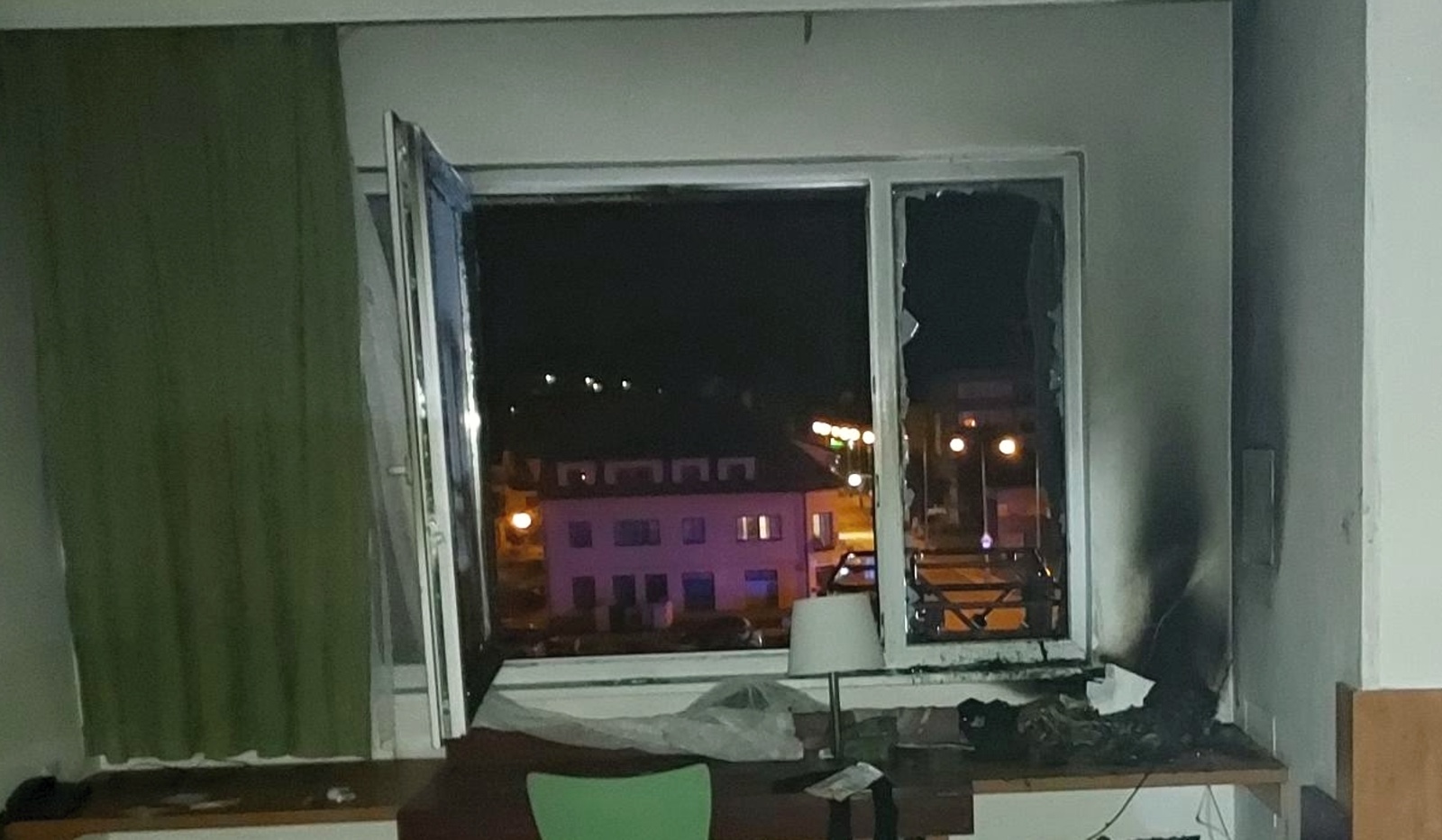 004-Požárem zasažený pokoj.jpg