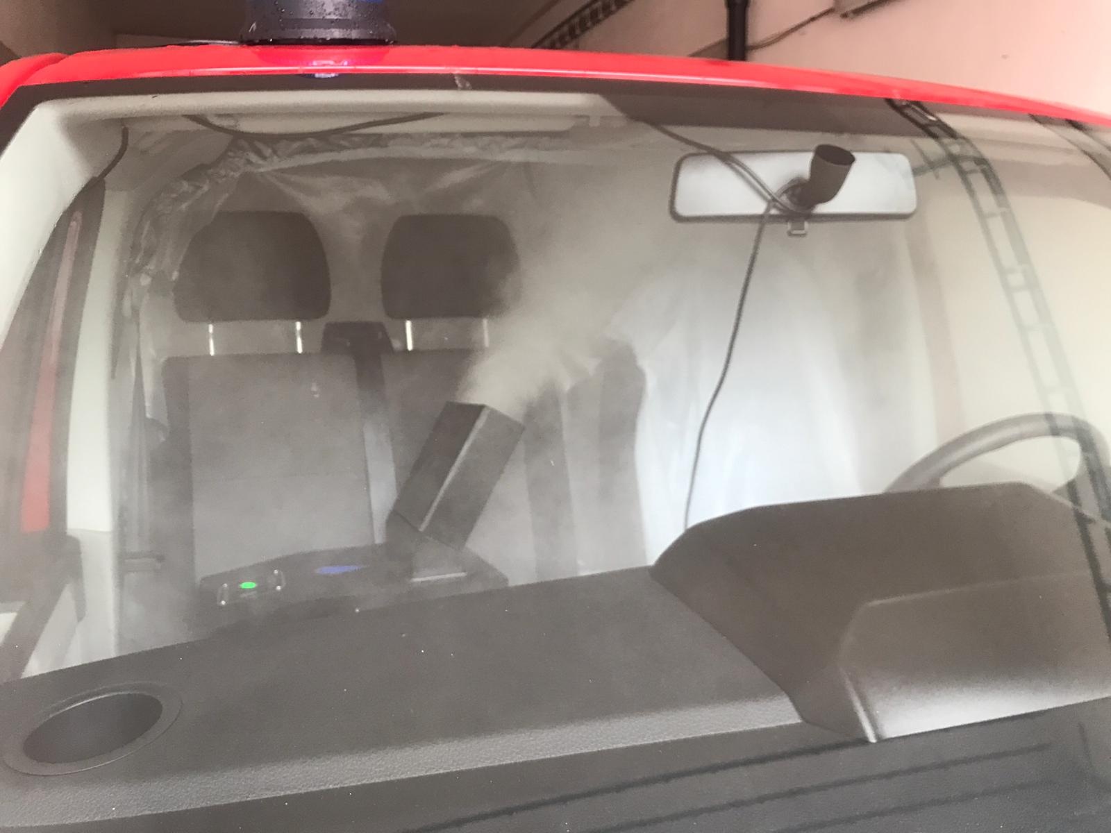 004 - dezinfekce automobilu po ukončení odběrové činnosti.jpg