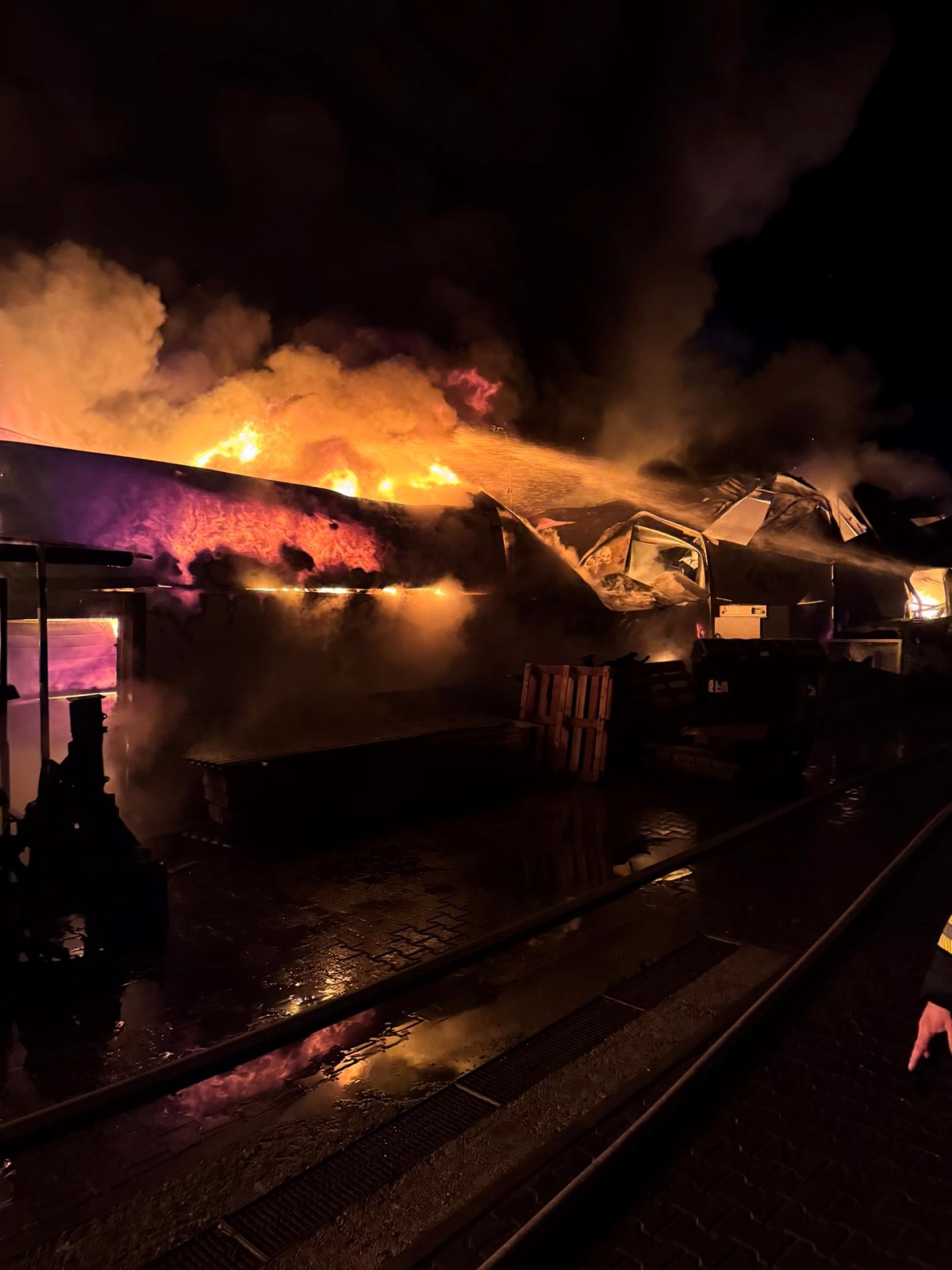 006-Požár skladovací haly v Předměřicích nad Jizerou.jpg