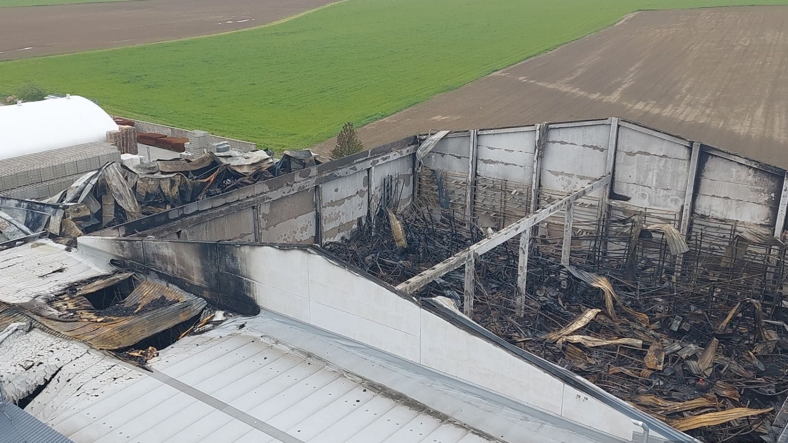 009-Požár velkoprodejny zahradní techniky v Tehovci.jpeg