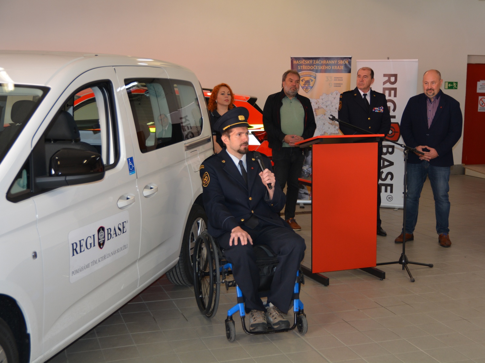 009 - předání automobilu.JPG