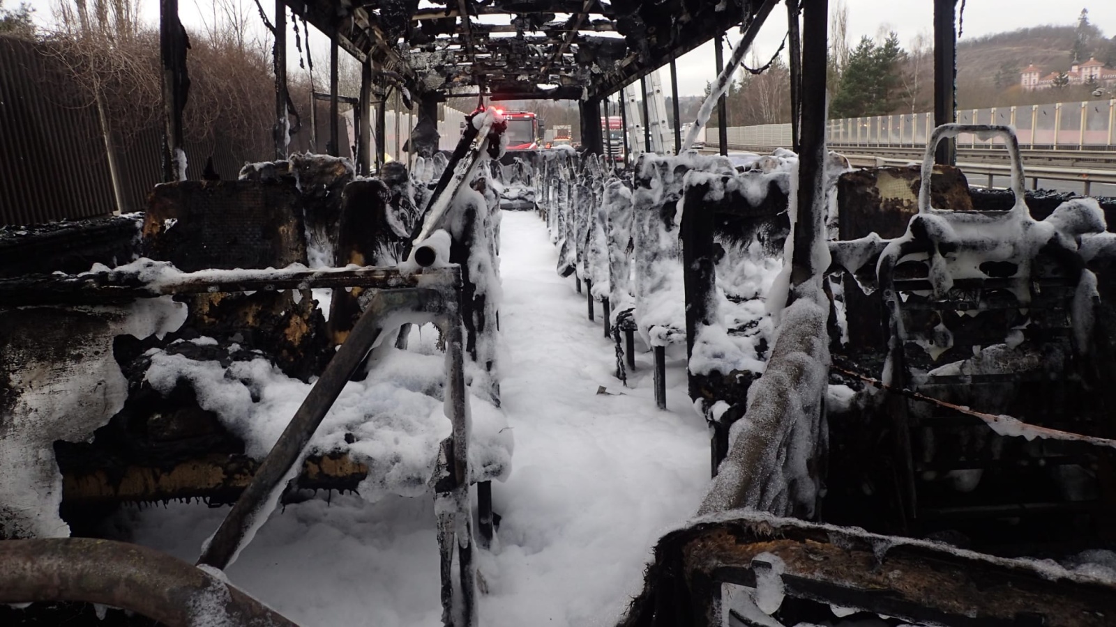 010-Požár vraku autobusu na dálnici D5 u Loděnice na Berounsku.jpeg