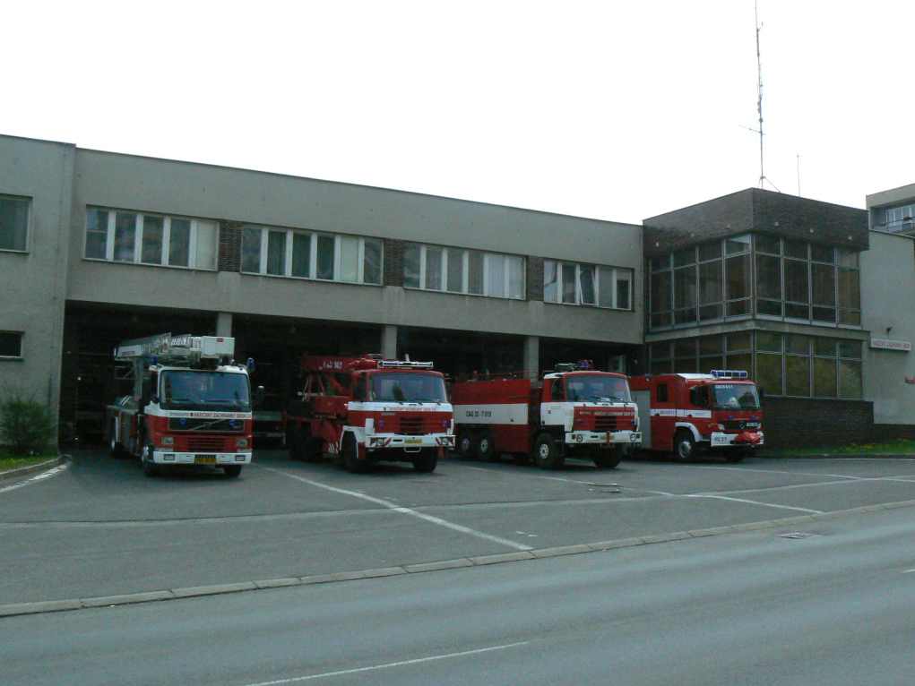 010-Stanice HZS Příbram s výjezdovou technikou (2007.JPG