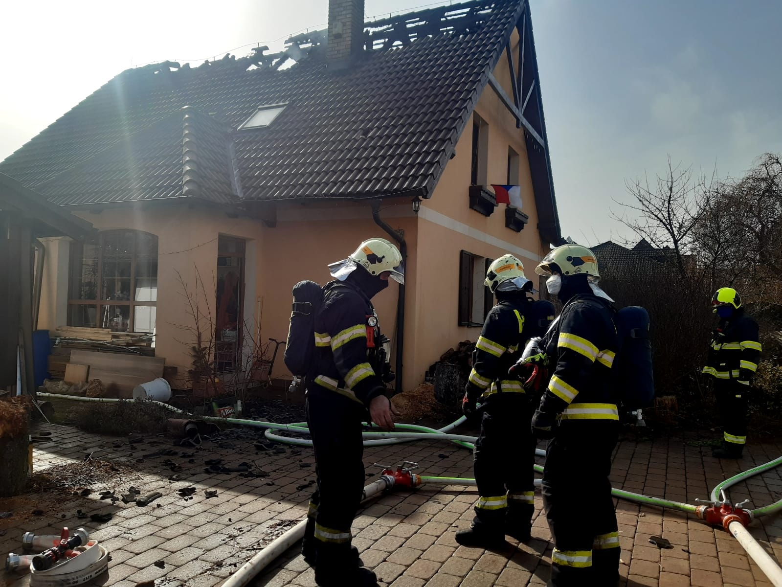 011 - poničená střecha rodinného domu po požáru Nupaky.jpg
