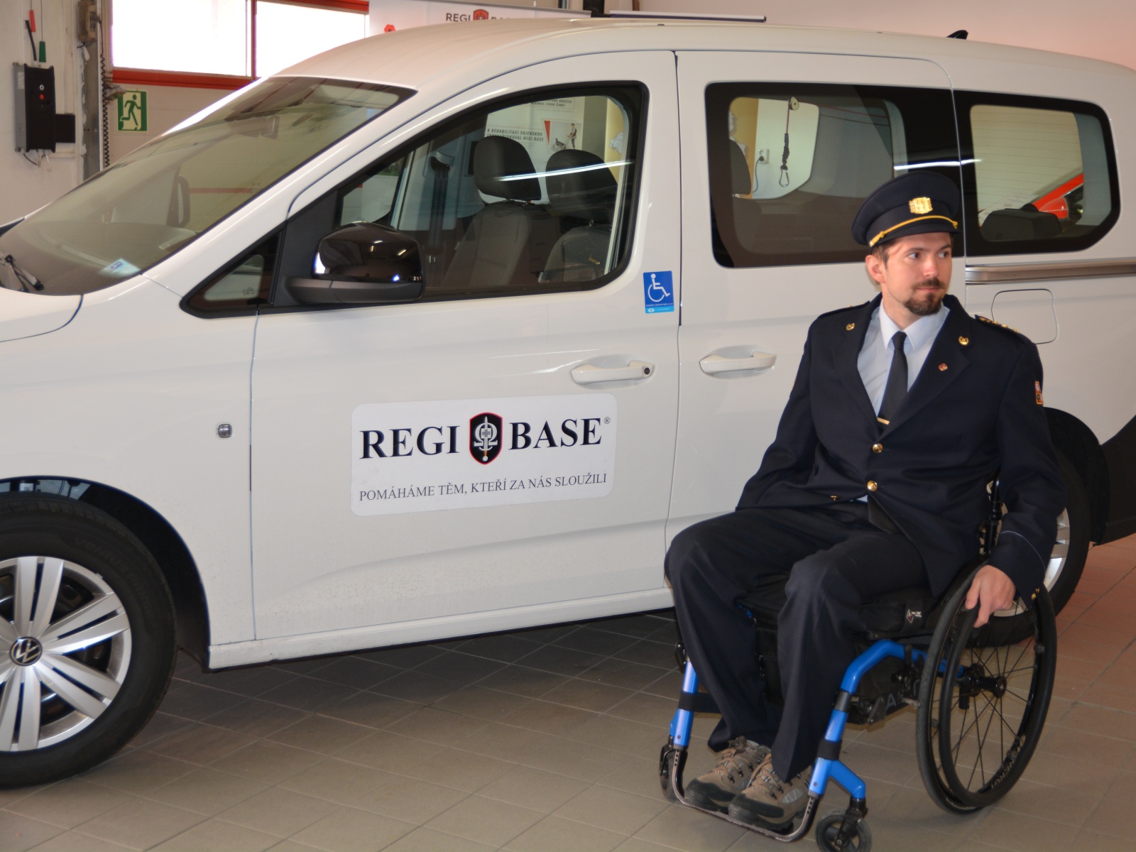 011 - předání automobilu.JPG