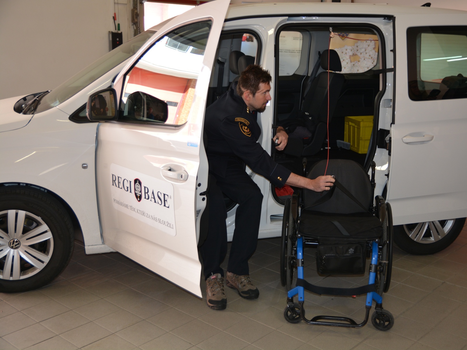 013 - předání automobilu.JPG