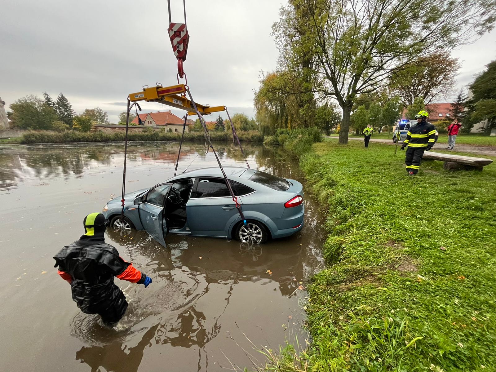 014-Výlov osobního automobilu z rybníka v obci Štolmíř.jpeg