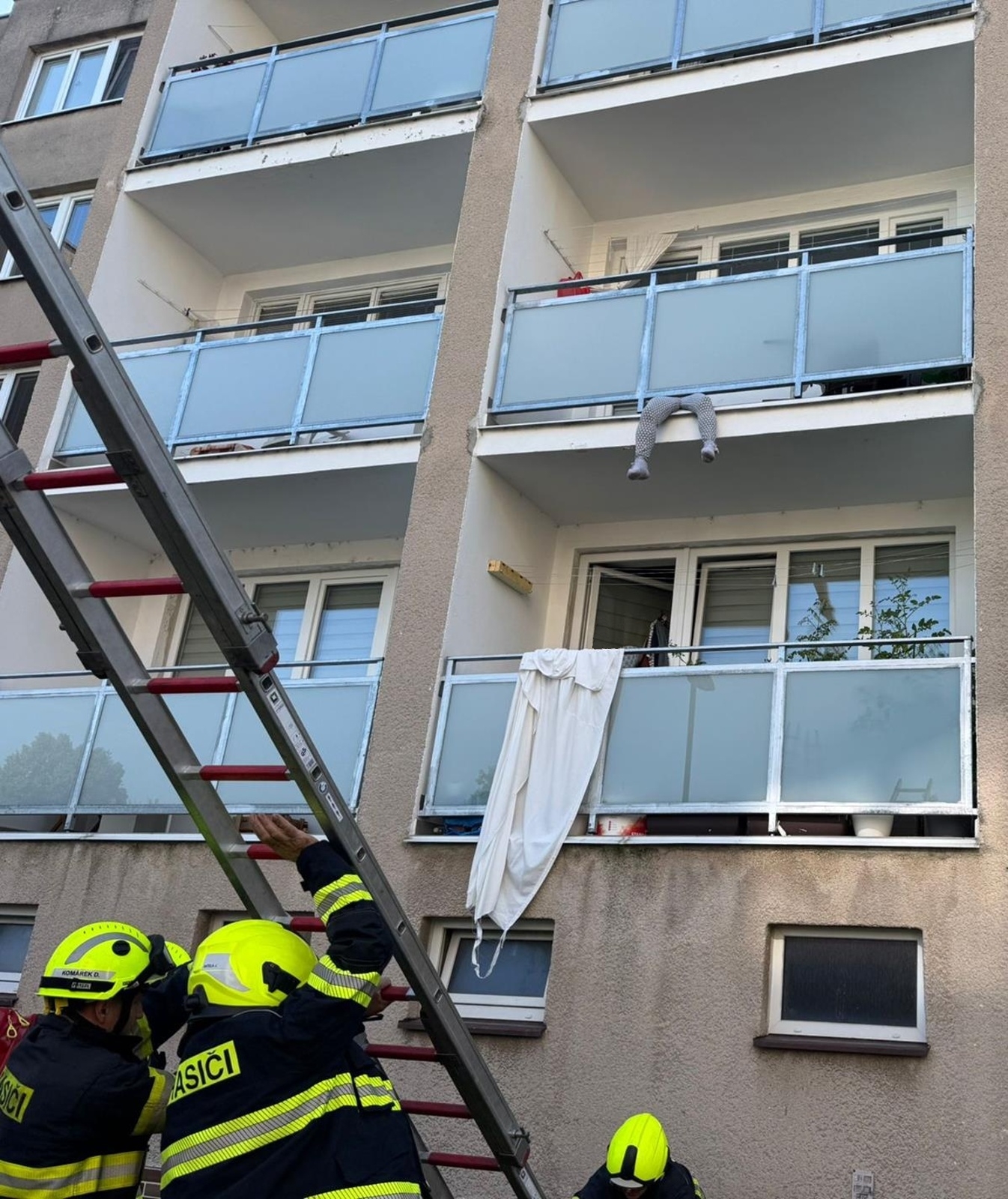 014-Záchrana zraněné seniorky z lodžie.jpg