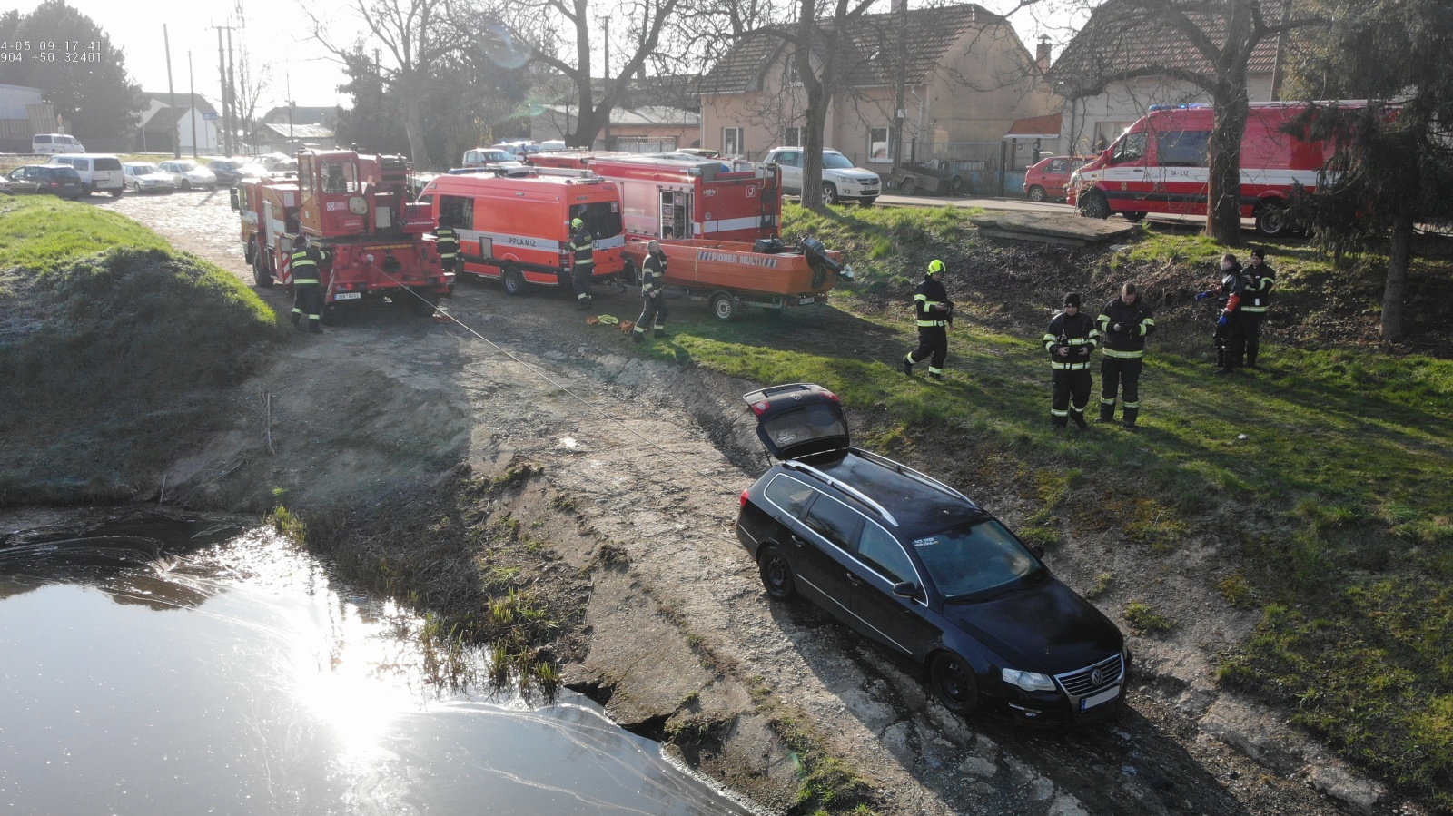 016-Osobní automobil v plavebním kanálu v Lužci nad Vltavou.JPG