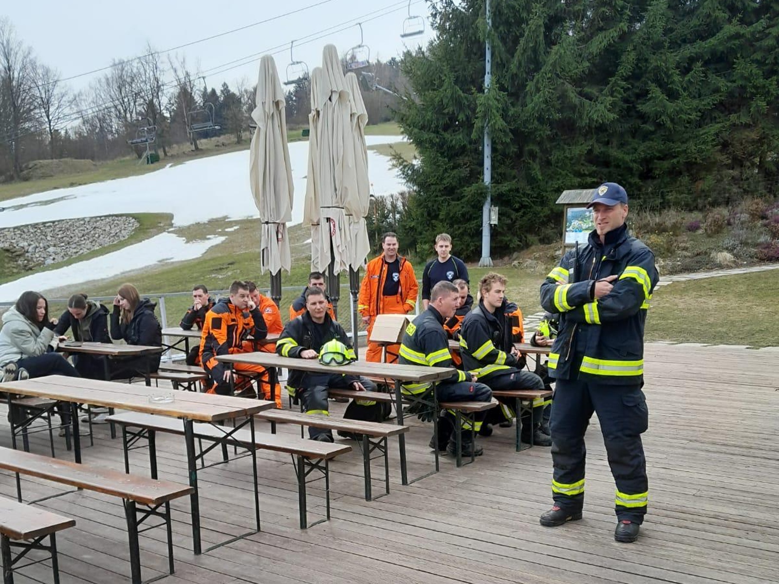 017-Nácvik záchrany osob z lanovky na Monínci.jpg