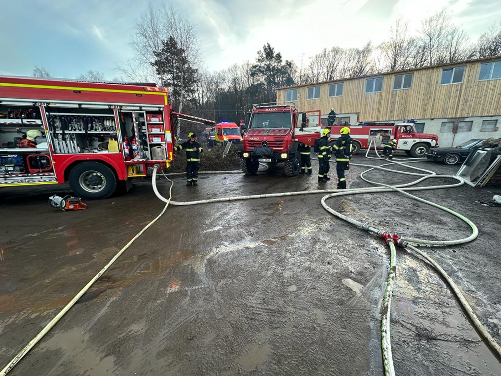 017-Požár v areálu autoopravny nedaleko Jílového u Prahy.jpeg