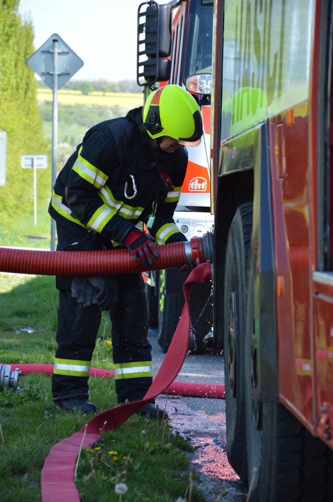 019-prověřovací cvičení požár elektromobilu Horoměřice.jpg