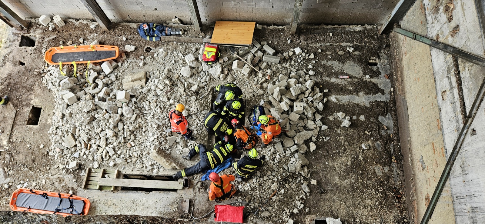 021-Taktické cvičení složek IZS na Berounsku zaměřené na záchranu osob po destrukci objektu.jpg