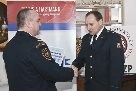 Z rukou plk. Ing. Františka Zadiny převzal cenu pro reprezentační družstvo HZS ČR jeho vedoucí Emil Dopirák
