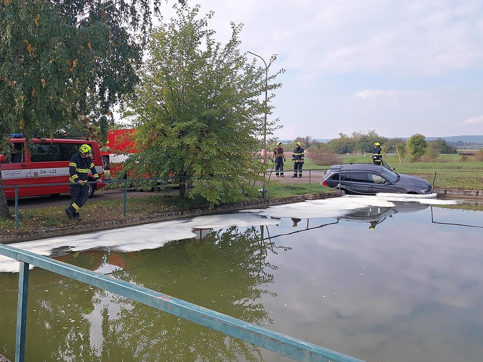 046-Auto v požární nádrži-2.jpeg