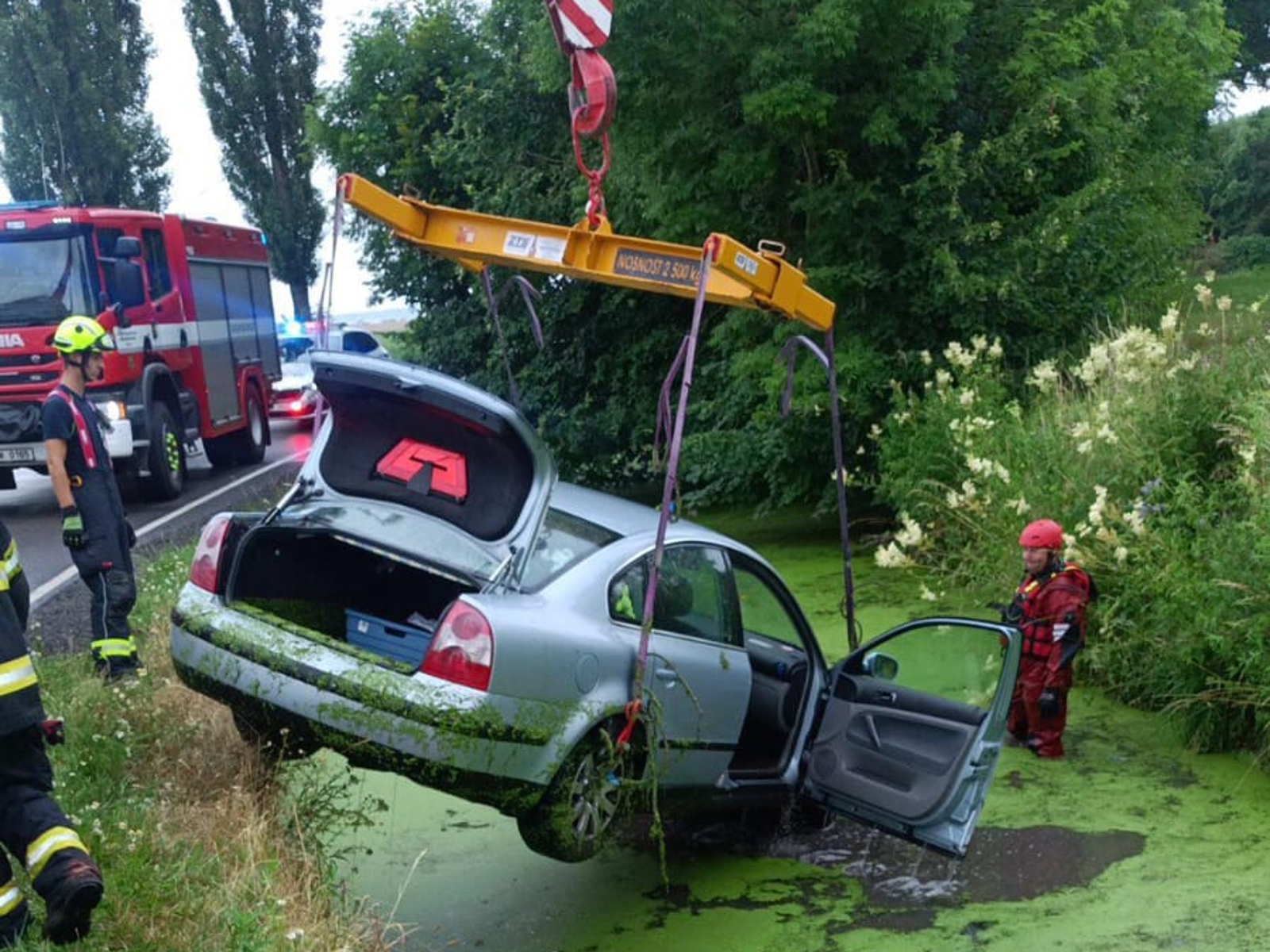 056-Auto ve Štítarském potoce-3.jpeg
