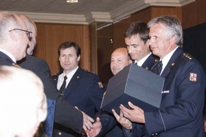 Za Zásah roku 2009 přebírá ocenění npor. Mgr. Josef Křen