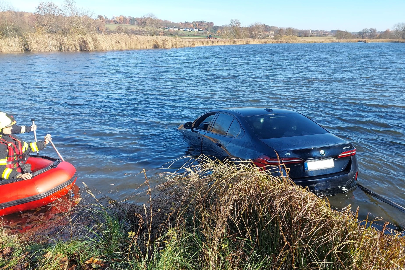 061125-Osobní automobil v rybníku Brodek mezi Kněžmostem a Lítkovicemi na Mladoboleslavsku.jpg