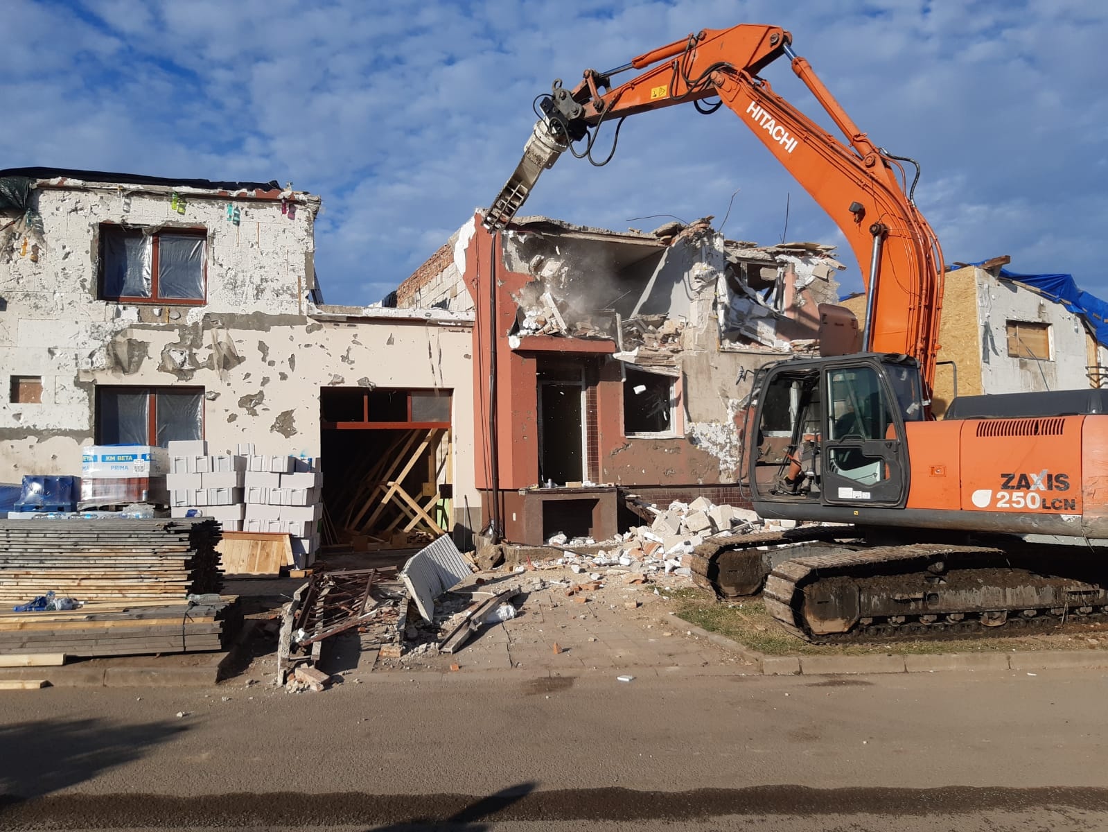 077 - na místě pomáhala těžká technika.jpg