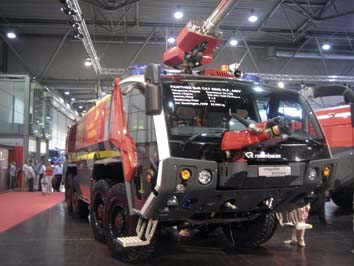 Jeden z dominantních expontů - letištní automobil PANTHER typ CA7 8x8 firmy Rosenbauer