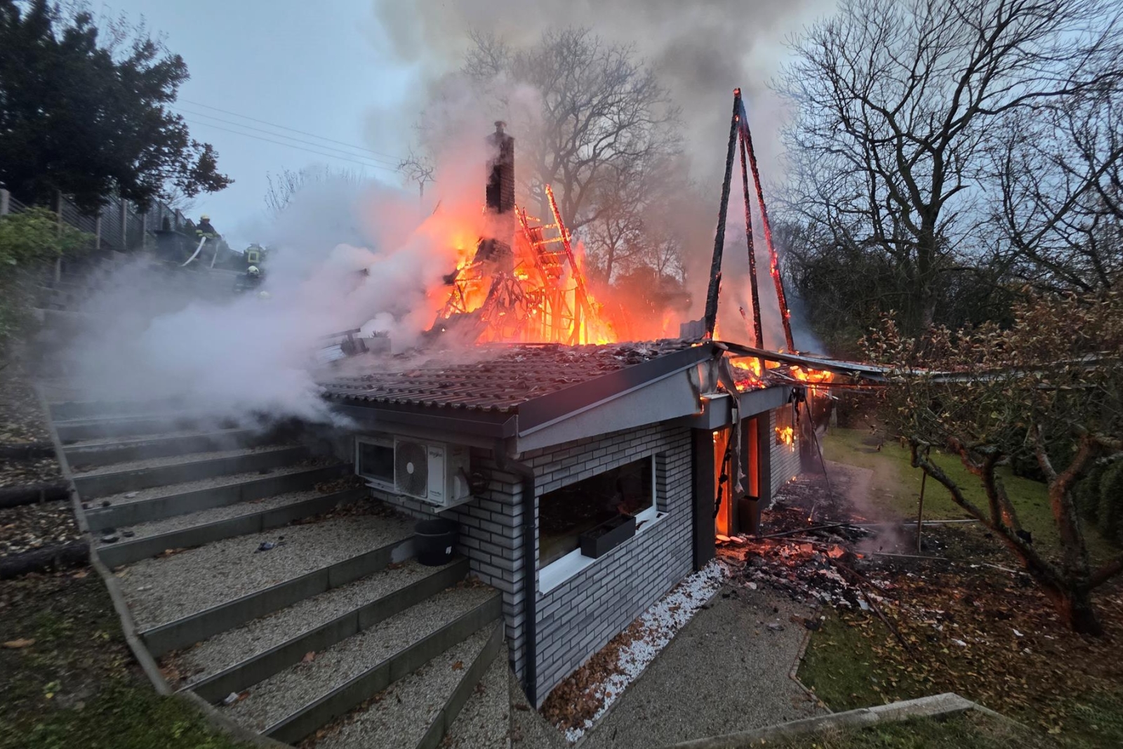 091125-Požár rekreační chaty u obce Hřešice na Kladensku.jpg