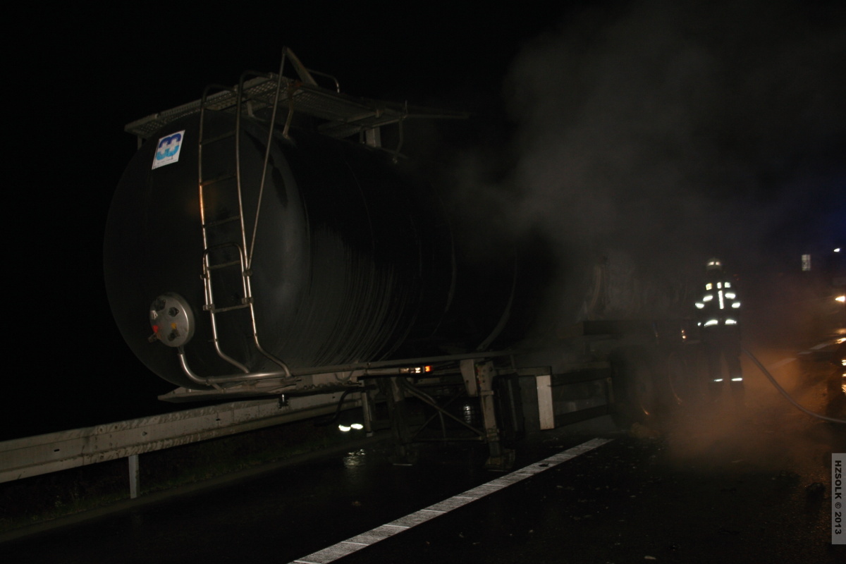 1 9-10-2013 Požár pneu a obalu cisterny Olomouc (1).JPG