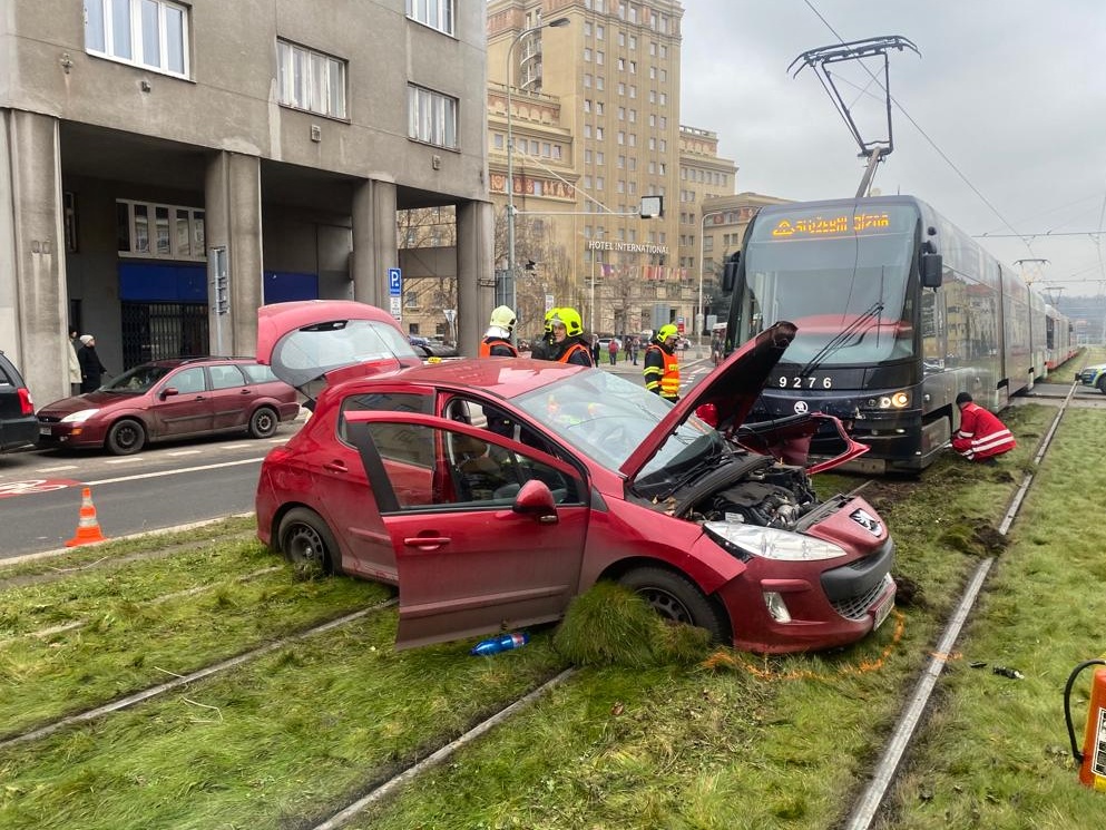 1 Dopravní nehoda tramvaje s osobním vozidlem