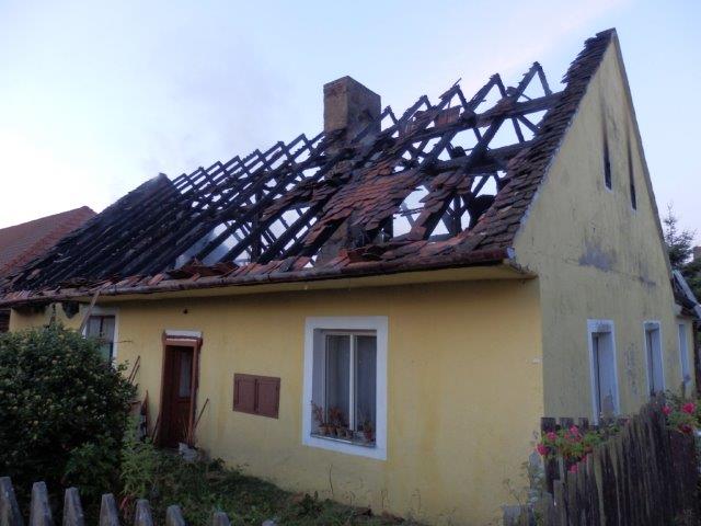 1 Požár rodinného domu, Dešná - 2. 7. 2015 (3).jpg