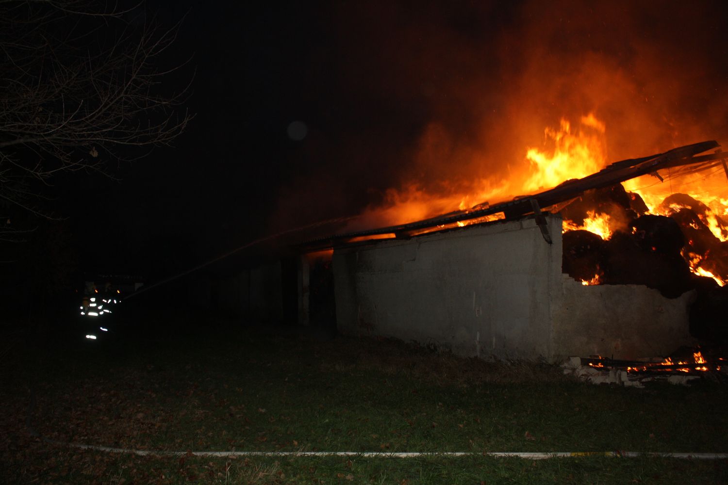 1 Požár skladu slámy, Čejkovice - 2. 12. 2013 (2).JPG