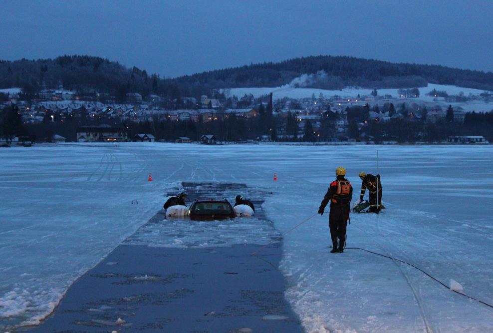 10 Auto pod ledem, Bližší Lhota - 24. 2. 2015 (10).JPG