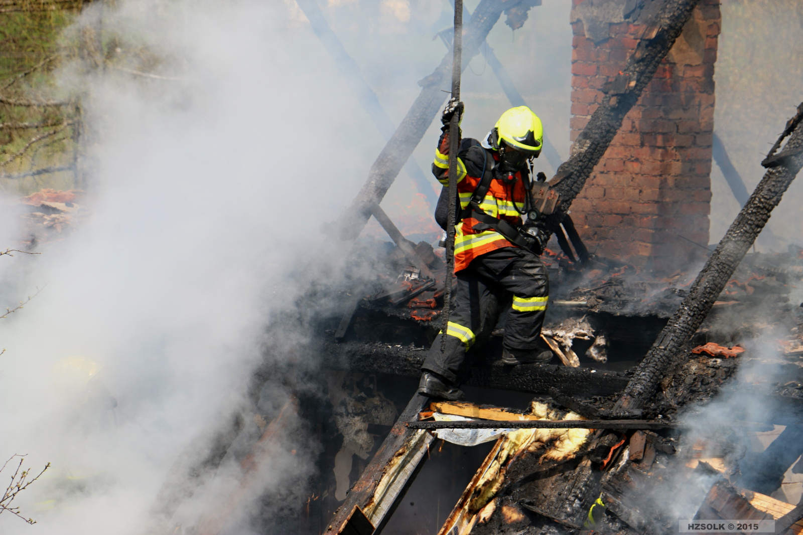 10 P_NB_26-4-2015_požár_rodinného_domku_nove_valterice_II (18).JPG