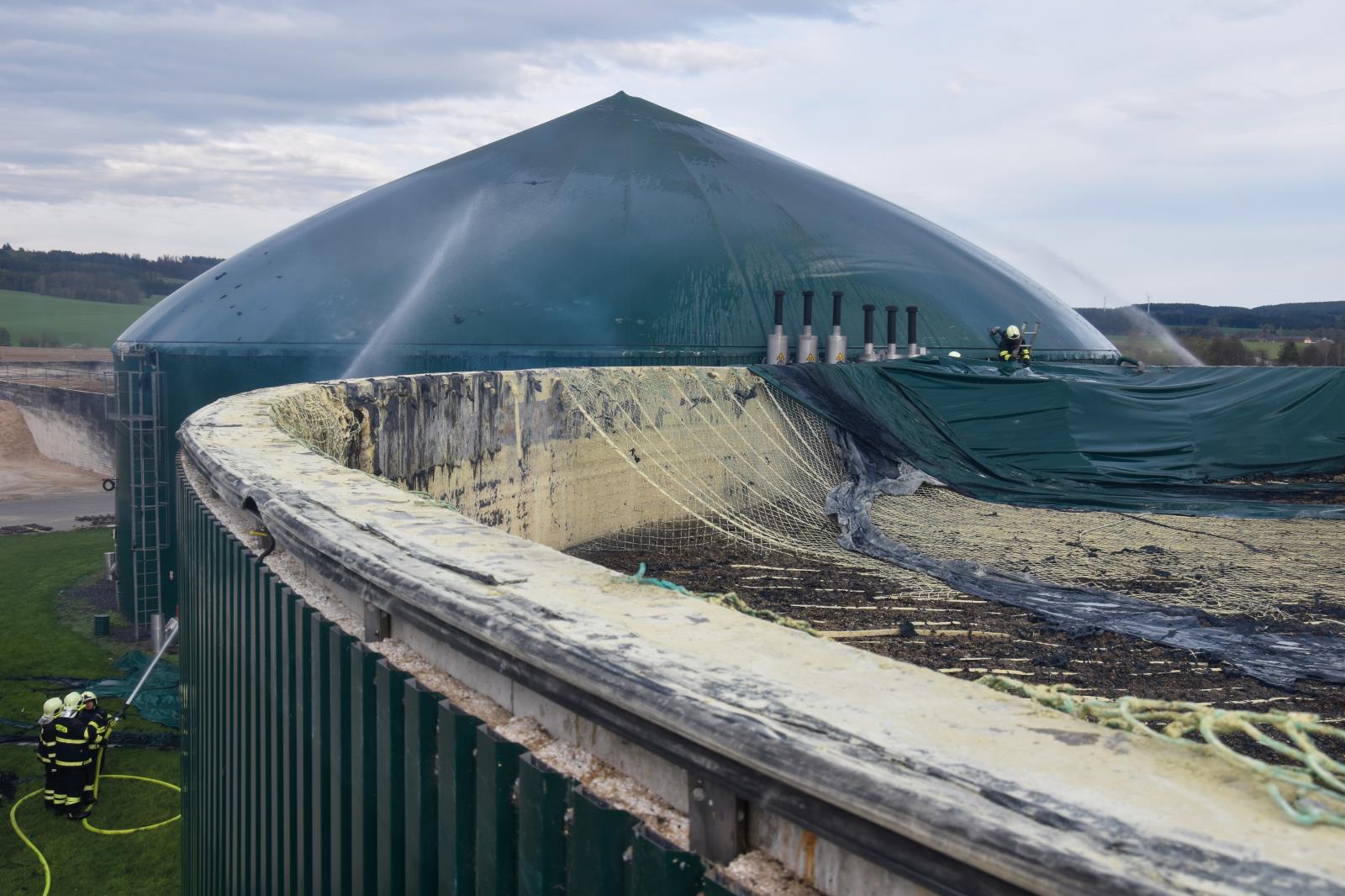 Plachty nad dohnívací nádrží po požáru a výbuchu