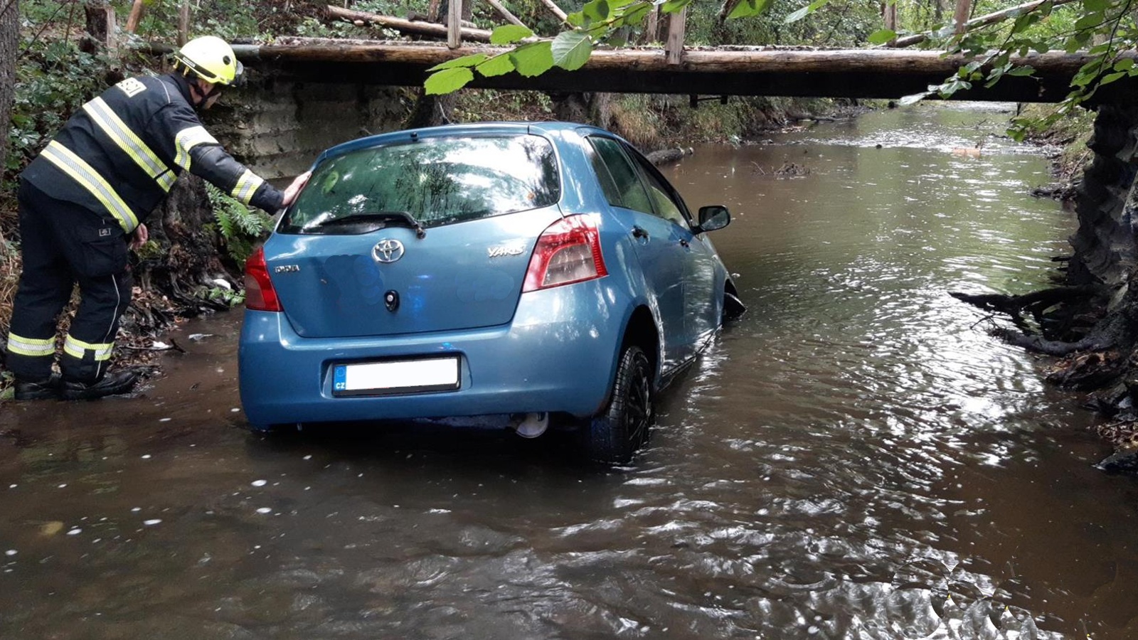120924-Osobní automobil v korytě říčky Kocáby u osady Červená poblíž Nového Knína na Dobříšsku.jpg