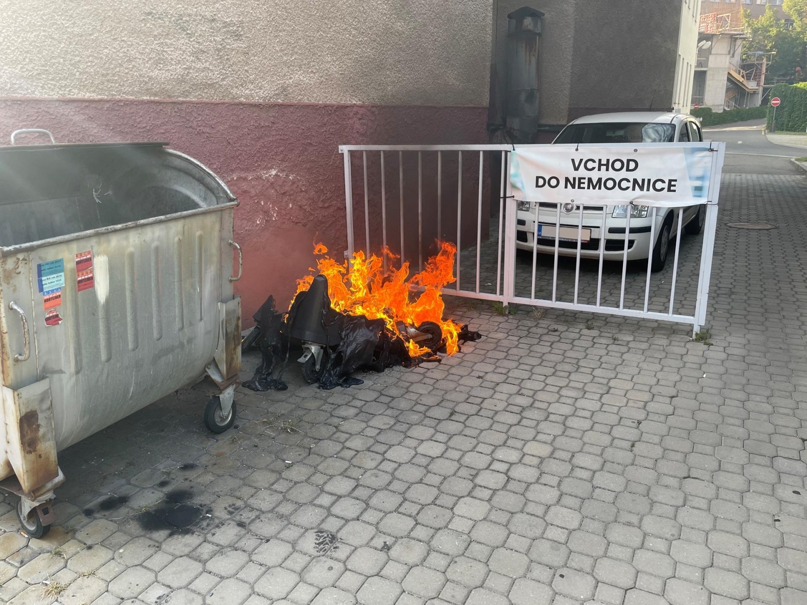 125-Požár plastového kontejneru u příbramské nemocnice.jpg