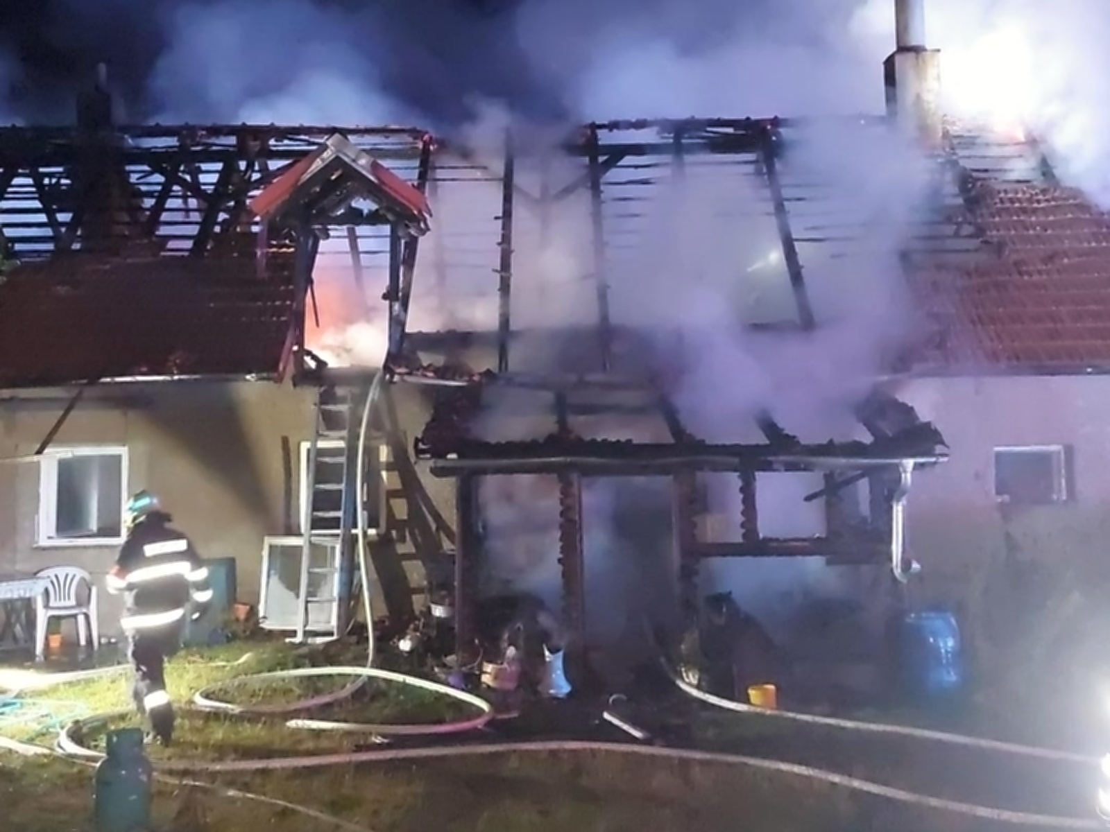 140724-Noční požár přístavku rozšířený na rodinný dům ve Vysokém Chlumci na Sedlčansku.jpg