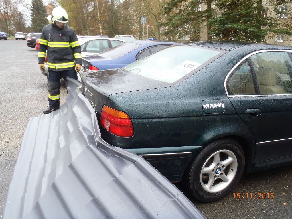 15.11.2015 Tachov - padlé plechy na auta.JPG