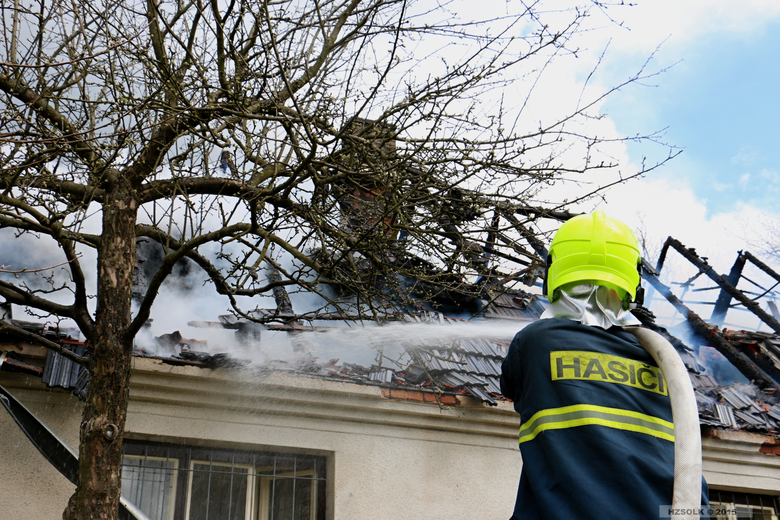 17 P_NB_26-4-2015_požár_rodinného_domku_nove_valterice_II (24).JPG