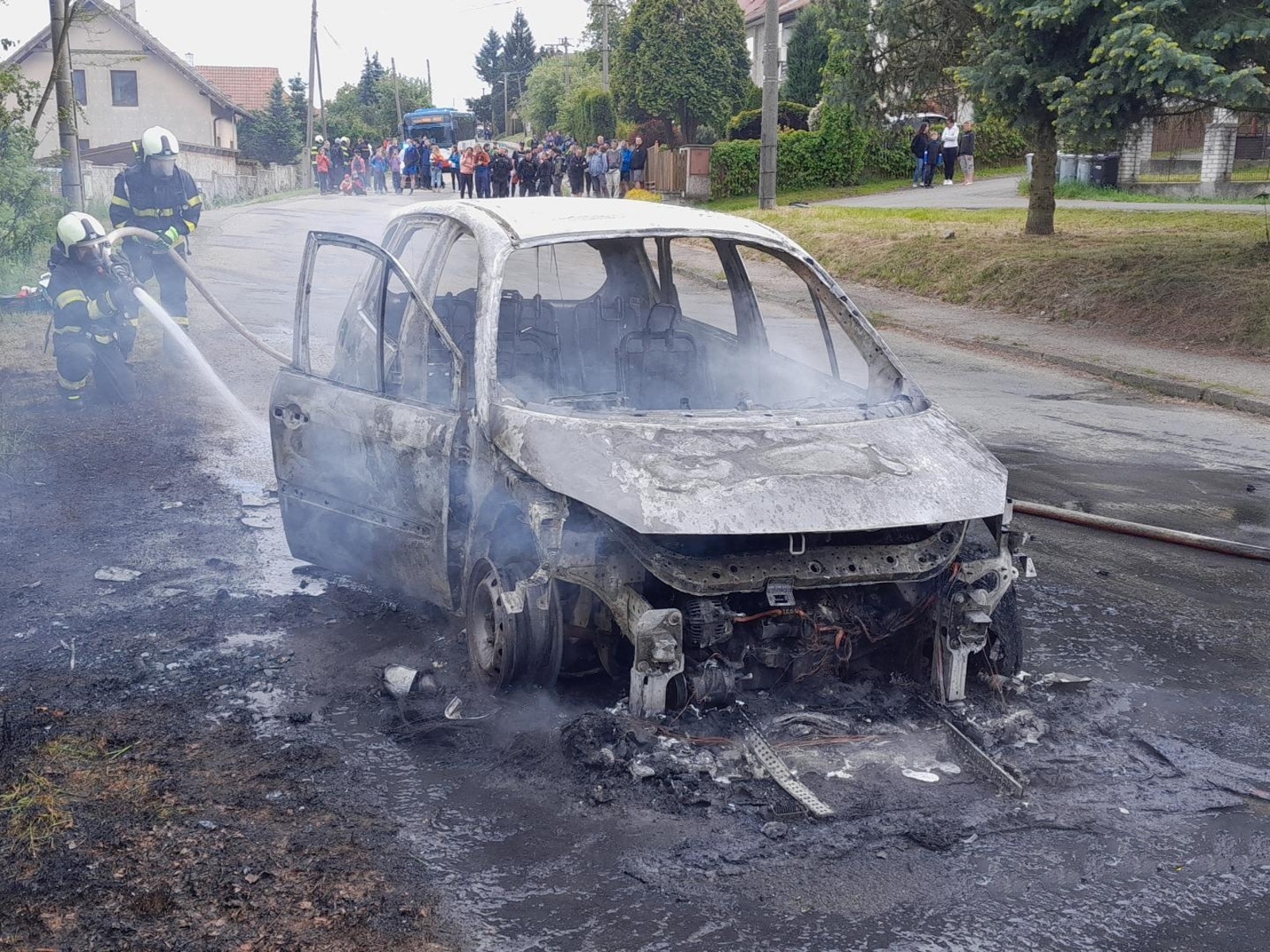 170525-Požár osobního automobilu na silnici č. 121 v obcí Heřmaničky v okrese Benešov.jpg